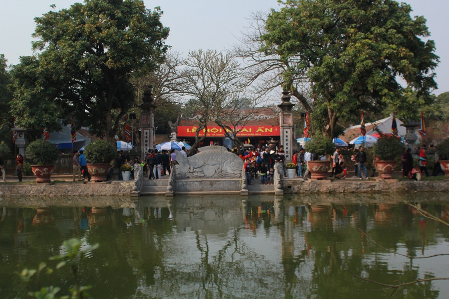 Những em bé đáng yêu theo bố mẹ đi xin ấn đền Trần ảnh 2 Những em bé đáng yêu theo bố mẹ đi xin ấn đền Trần ảnh 2