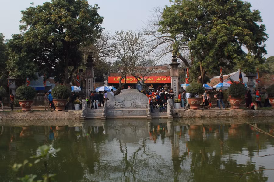 Những em bé đáng yêu theo bố mẹ đi xin ấn đền Trần ảnh 2