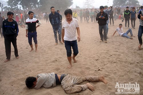 Những hình ảnh bạo lực sởn gai ốc tại hội phết HIền Quan 2016 ảnh 10 Những hình ảnh bạo lực sởn gai ốc tại hội phết HIền Quan 2016 ảnh 10