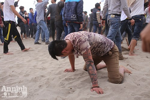 Những hình ảnh bạo lực sởn gai ốc tại hội phết HIền Quan 2016 ảnh 14 Những hình ảnh bạo lực sởn gai ốc tại hội phết HIền Quan 2016 ảnh 14
