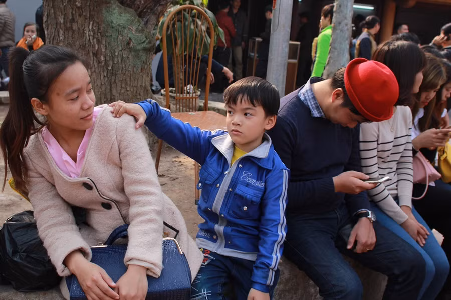 Những em bé đáng yêu theo bố mẹ đi xin ấn đền Trần ảnh 9