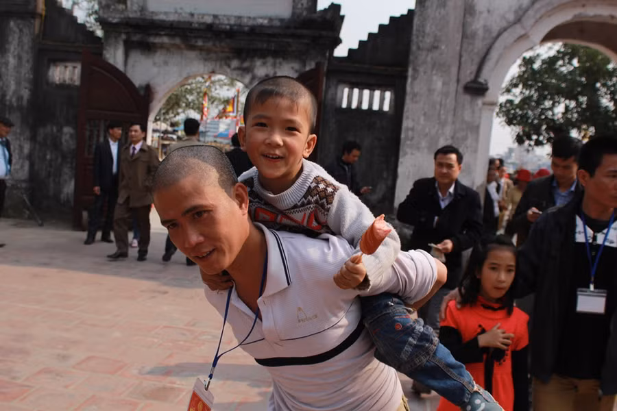 Những em bé đáng yêu theo bố mẹ đi xin ấn đền Trần ảnh 3
