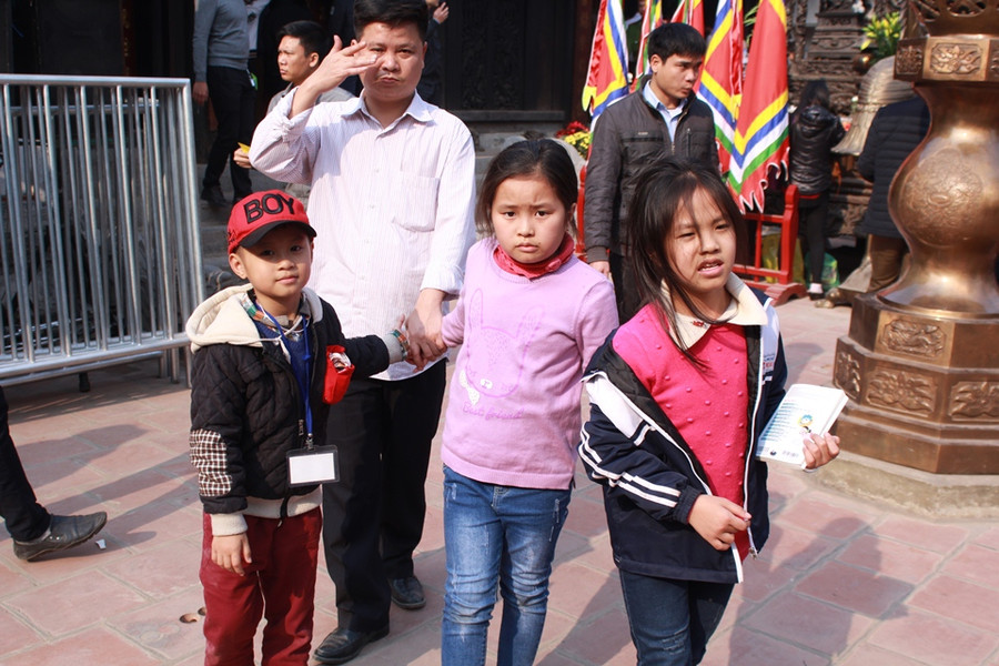 Những em bé đáng yêu theo bố mẹ đi xin ấn đền Trần ảnh 16 Những em bé đáng yêu theo bố mẹ đi xin ấn đền Trần ảnh 16