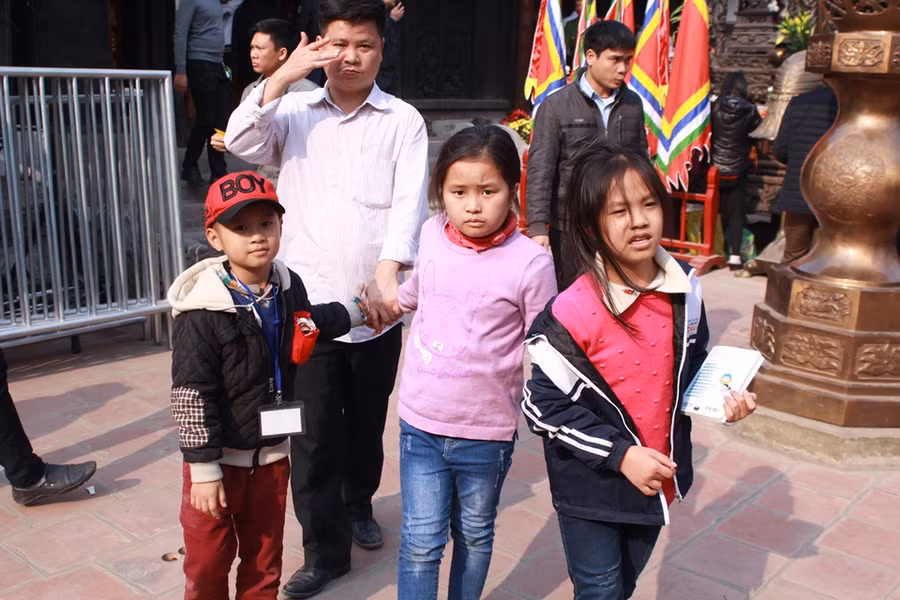 Những em bé đáng yêu theo bố mẹ đi xin ấn đền Trần ảnh 16