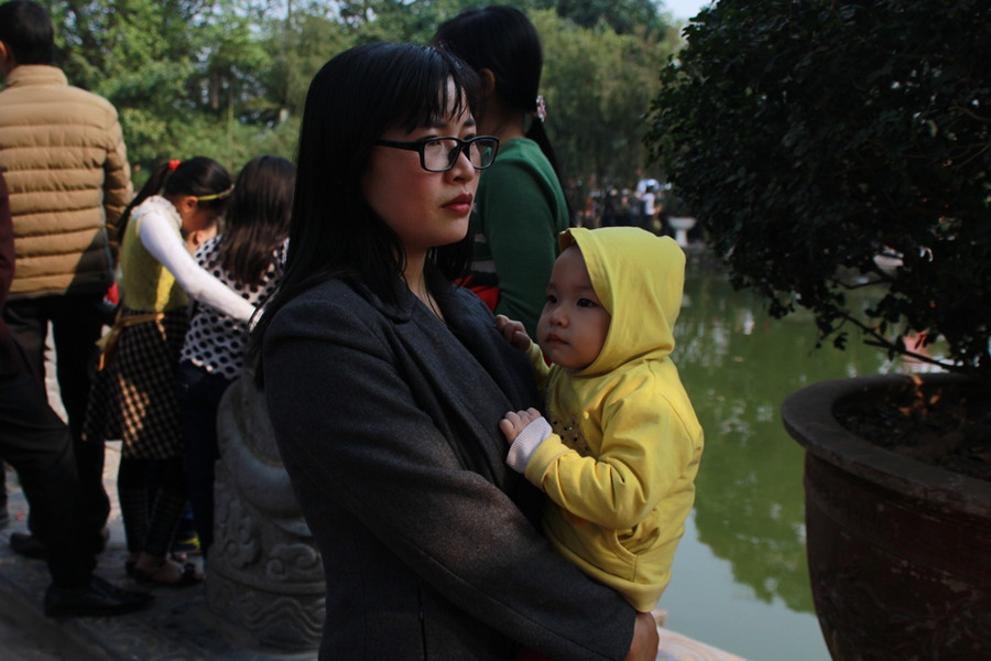 Những em bé đáng yêu theo bố mẹ đi xin ấn đền Trần ảnh 7 Những em bé đáng yêu theo bố mẹ đi xin ấn đền Trần ảnh 7