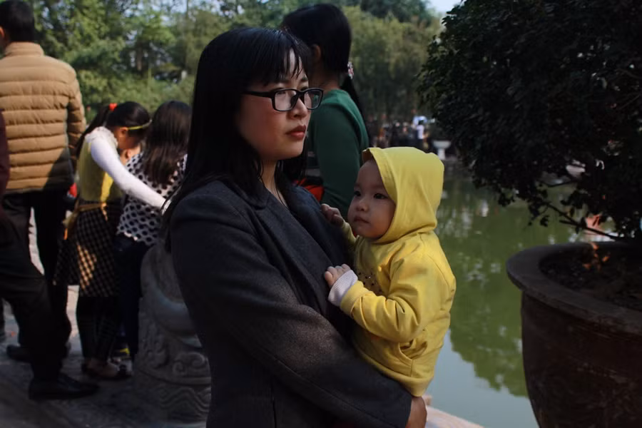 Những em bé đáng yêu theo bố mẹ đi xin ấn đền Trần ảnh 7