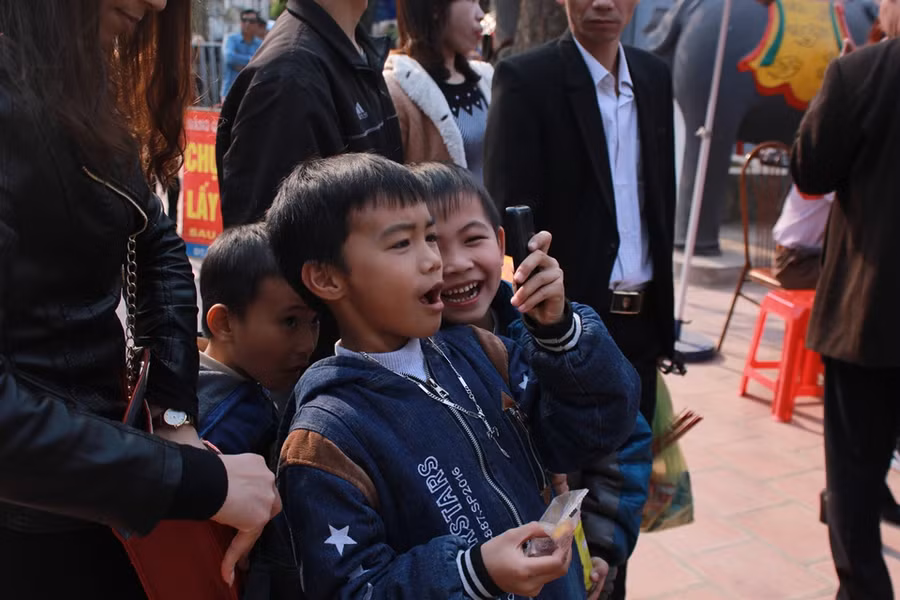 Những em bé đáng yêu theo bố mẹ đi xin ấn đền Trần ảnh 13
