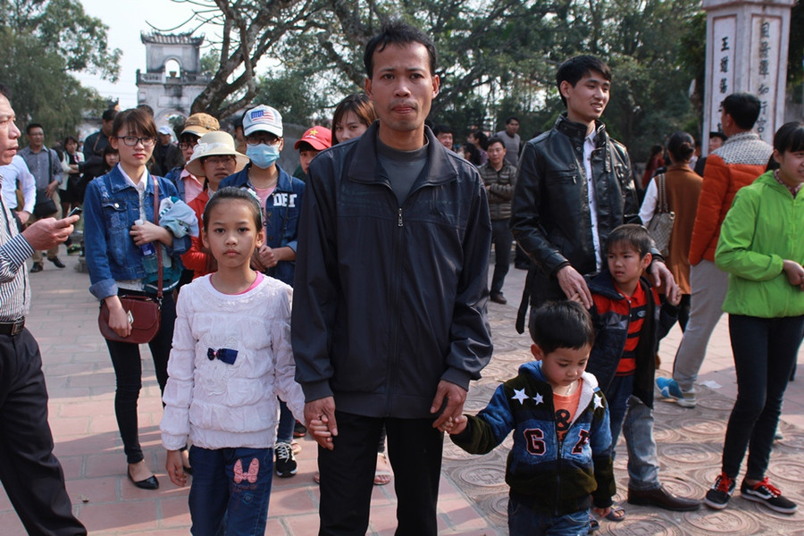 Những em bé đáng yêu theo bố mẹ đi xin ấn đền Trần ảnh 15 Những em bé đáng yêu theo bố mẹ đi xin ấn đền Trần ảnh 15