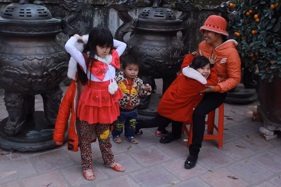 Những em bé đáng yêu theo bố mẹ đi xin ấn đền Trần ảnh 5