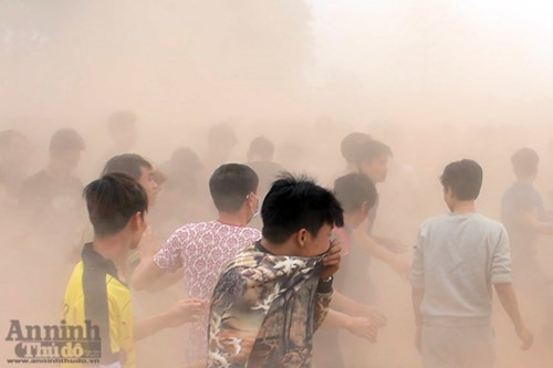Những hình ảnh bạo lực sởn gai ốc tại hội phết HIền Quan 2016 ảnh 8 Những hình ảnh bạo lực sởn gai ốc tại hội phết HIền Quan 2016 ảnh 8