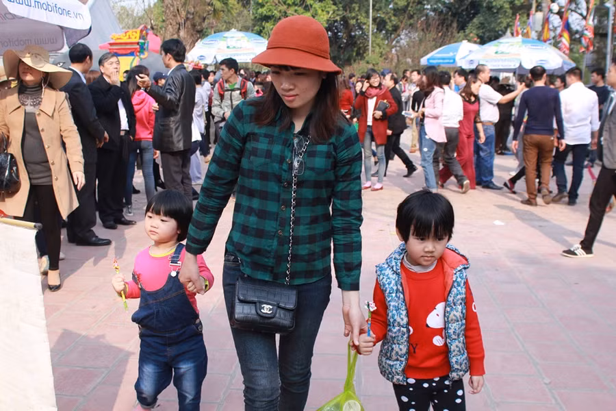 Những em bé đáng yêu theo bố mẹ đi xin ấn đền Trần ảnh 14