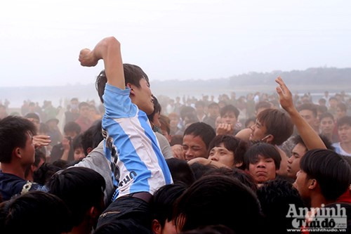 Những hình ảnh bạo lực sởn gai ốc tại hội phết HIền Quan 2016 ảnh 9 Những hình ảnh bạo lực sởn gai ốc tại hội phết HIền Quan 2016 ảnh 9