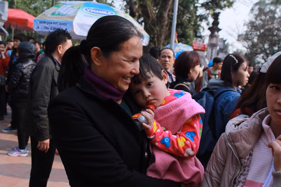 Những em bé đáng yêu theo bố mẹ đi xin ấn đền Trần ảnh 6