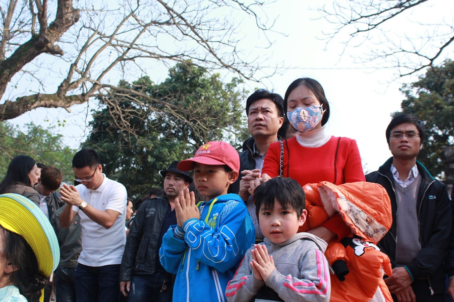 Những em bé đáng yêu theo bố mẹ đi xin ấn đền Trần ảnh 12 Những em bé đáng yêu theo bố mẹ đi xin ấn đền Trần ảnh 12