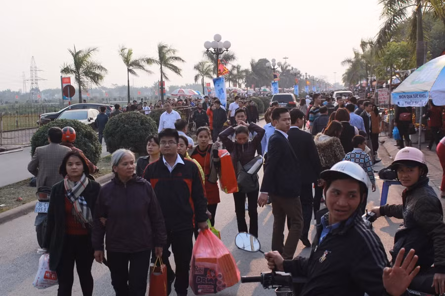 Những em bé đáng yêu theo bố mẹ đi xin ấn đền Trần ảnh 1