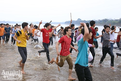 Những hình ảnh bạo lực sởn gai ốc tại hội phết HIền Quan 2016 ảnh 12 Những hình ảnh bạo lực sởn gai ốc tại hội phết HIền Quan 2016 ảnh 12