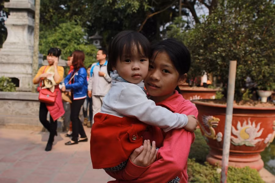Những em bé đáng yêu theo bố mẹ đi xin ấn đền Trần ảnh 8