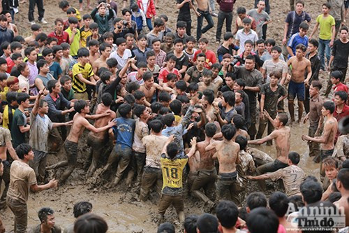 Những hình ảnh bạo lực sởn gai ốc tại hội phết HIền Quan 2016 ảnh 13 Những hình ảnh bạo lực sởn gai ốc tại hội phết HIền Quan 2016 ảnh 13