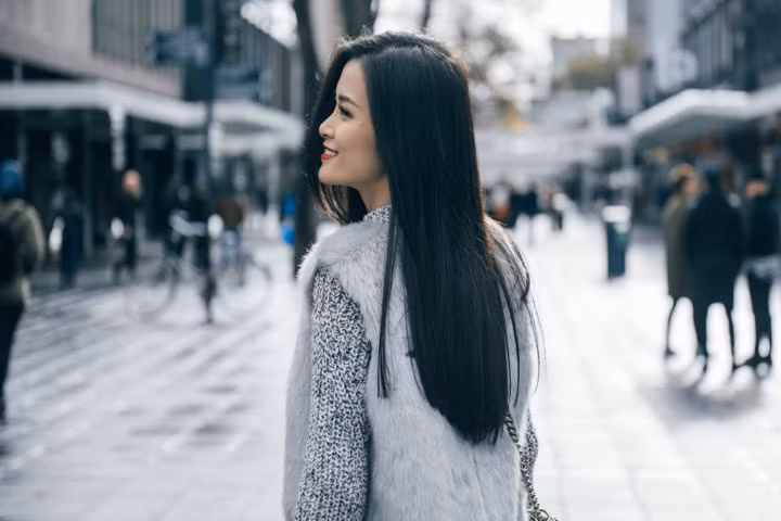 Mái tóc đen suôn mượt trở thành dấu ấn riêng của giọng ca My sunshine.