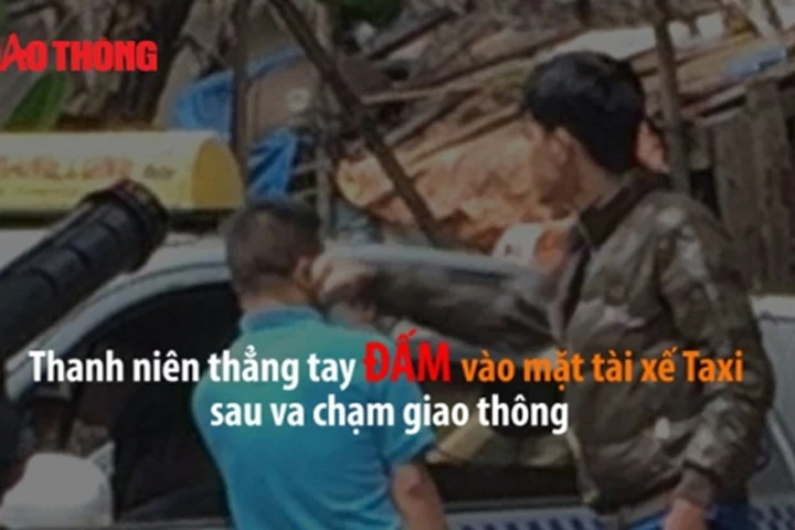 Tài xế taxi đứng im chịu đòn sau va chạm giao thông