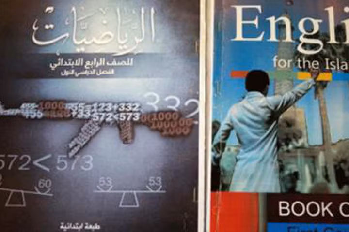 Bìa 2 cuốn sách toán và tiếng Anh mà IS dùng để dạy trẻ em Iraq.
