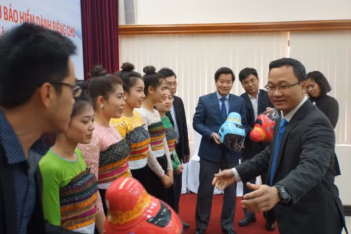 Ngắm mũ bảo hiểm độc đáo dành riêng cho phụ nữ dân tộc Thái