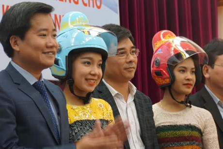 Ngắm mũ bảo hiểm độc đáo dành riêng cho phụ nữ dân tộc Thái - Ảnh 3 Ngam mu bao hiem doc dao danh rieng cho phu nu dan toc Thai - Anh 3