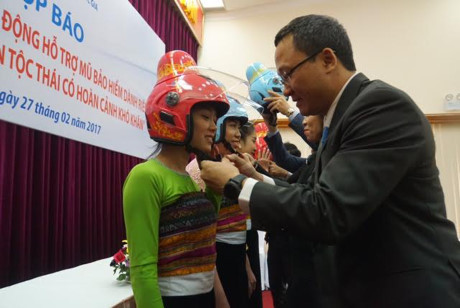 Ngắm mũ bảo hiểm độc đáo dành riêng cho phụ nữ dân tộc Thái - Ảnh 2 Ngam mu bao hiem doc dao danh rieng cho phu nu dan toc Thai - Anh 2