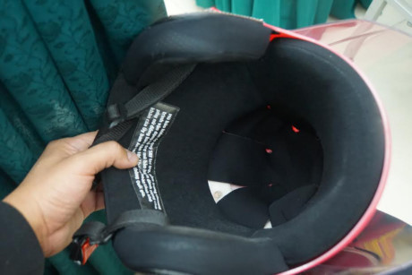 Ngắm mũ bảo hiểm độc đáo dành riêng cho phụ nữ dân tộc Thái - Ảnh 6 Ngam mu bao hiem doc dao danh rieng cho phu nu dan toc Thai - Anh 6