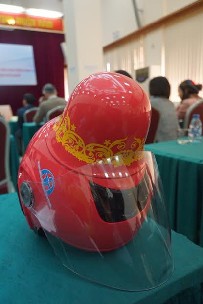 Ngắm mũ bảo hiểm độc đáo dành riêng cho phụ nữ dân tộc Thái - Ảnh 5 Ngam mu bao hiem doc dao danh rieng cho phu nu dan toc Thai - Anh 5