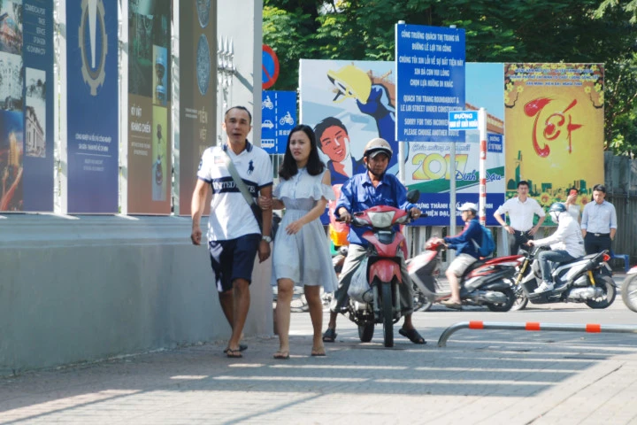 Một thanh barie được tháo ra bớt, chừa lối đi thông thoáng cho người đi bộ, vô hình trung đã khiến nhiều người chạy xe máy vô ý thức leo vỉa hè nhiều hơn