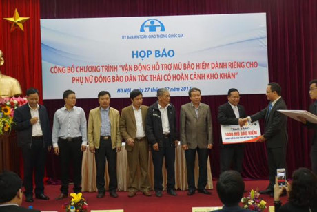Ngắm mũ bảo hiểm độc đáo dành riêng cho phụ nữ dân tộc Thái - Ảnh 4 Ngam mu bao hiem doc dao danh rieng cho phu nu dan toc Thai - Anh 4