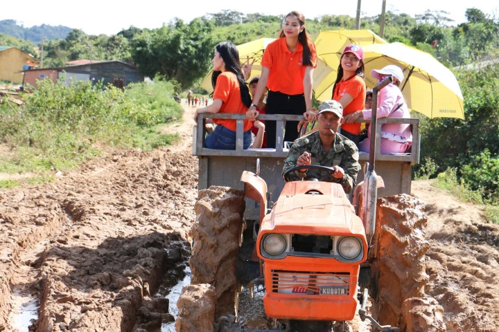 Dàn Hoa hậu Hoàn vũ "cưỡi" máy cày đi trao quà cho người nghèo