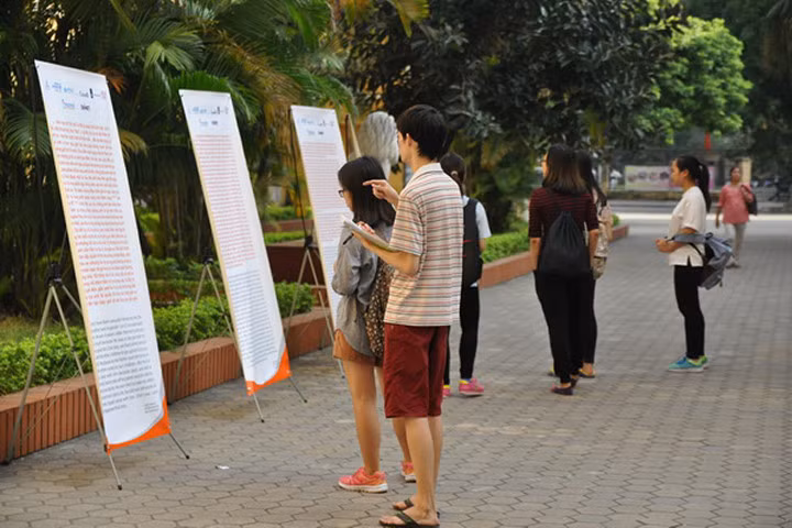 Các bạn trẻ trong một sự kiện tuyên truyền về chấm dứt bạo lực với phụ nữ và trẻ em gái. Ảnh: PV/Vietnam+