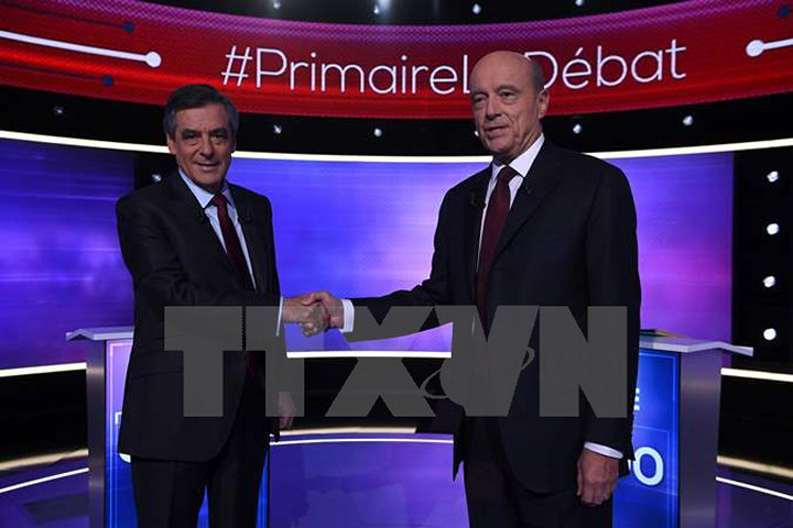 Cựu Thủ tướng François Fillon (trá) và đối thủ Alain Juppé. Nguồn: AFP/TTXVN