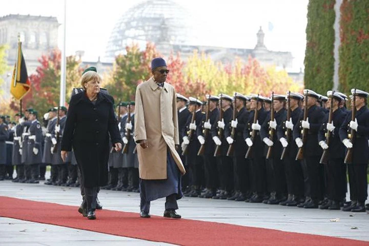 Tổng thống Nigeria Muhammadu Buhari và Thủ tướng Đức Angela Merkel hôm 14/10. Ảnh: Reuters