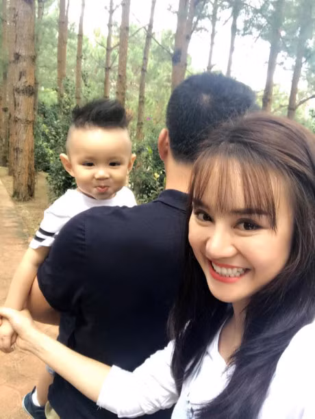 Hot: Ong xa bi an cua ca si Vy Oanh lan dau lo dien cung con trai - Anh 1