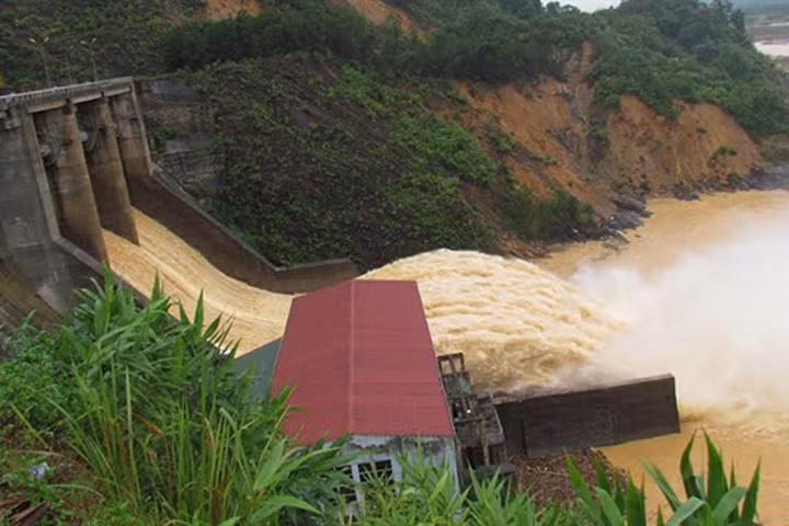 Nhà máy thủy điện Hố Hô xả lũ. Ảnh: Dân Việt