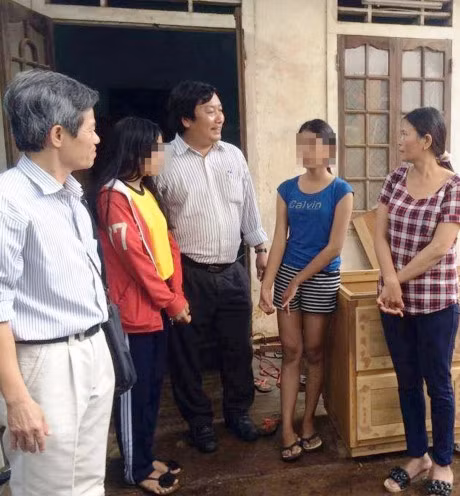 Nu sinh Hue danh ban: Noi dau cua ca thay tro lan gia dinh - Anh 1