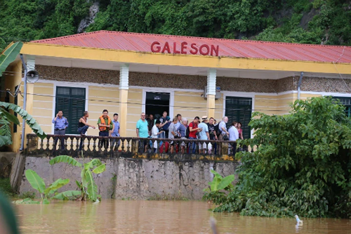 Đoàn tàu SE 19 mắc kẹt gần ga Lệ Sơn. Ảnh: Hoàng Táo