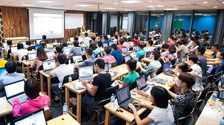 Lớp học Marketing trên mạng xã hội thu hút đông học viên. Ảnh: Hồng Vĩnh.