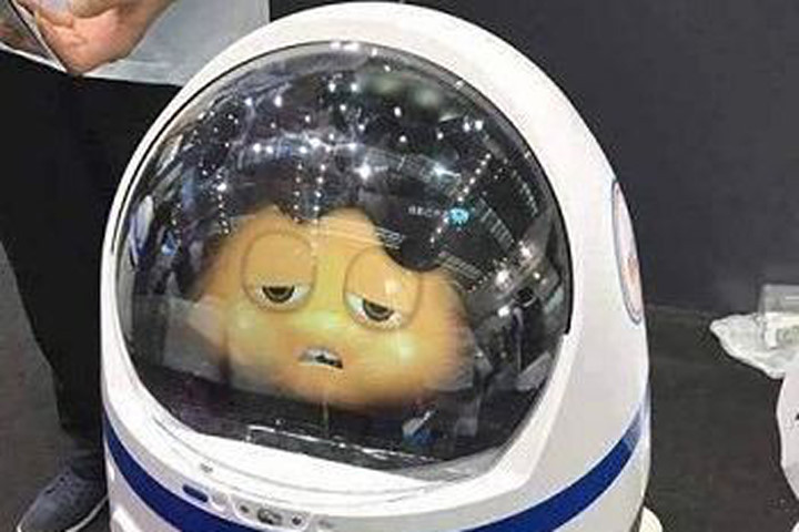 Robot Trung Quốc đập vỡ kính, gây thương tích cho con người