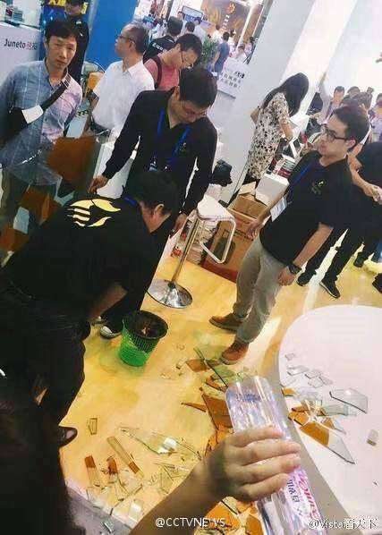 Robot Trung Quốc đập vỡ kính, gây thương tích cho con người - Ảnh 2 Robot Trung Quoc dap vo kinh, gay thuong tich cho con nguoi - Anh 2