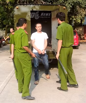 Phạm Ngọc Đoan được Công an dẫn giải vào tòa án. Ảnh: VTC news