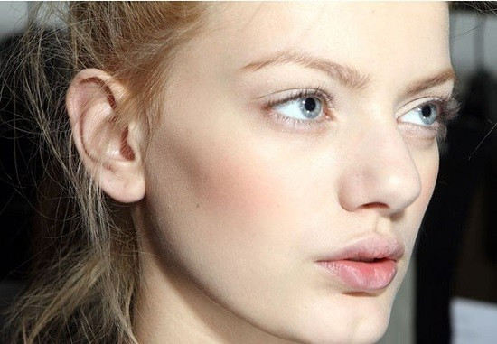 Trang điểm bằng tông màu nude giúp bạn tránh nước mưa làm nhòe lớp trang điểm. Bí quyết trang điểm tươi tắn trong ngày mưa