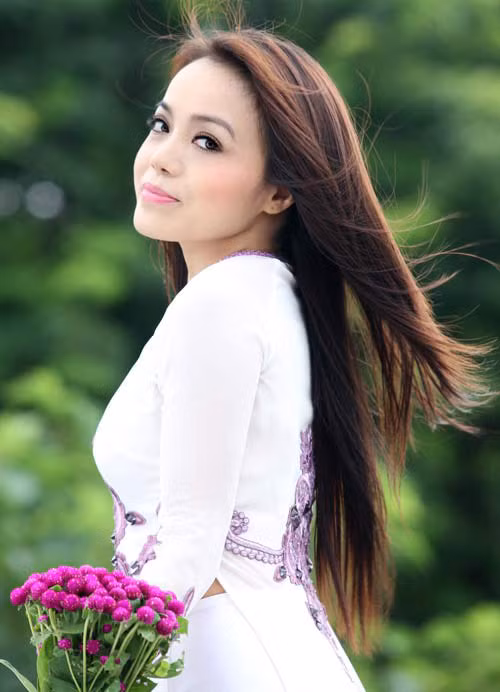 Ca sĩ Lan Anh - một trong những giọng soprano (nữ cao) xuất sắc nhất hiện nay cũng đang đảm nhận công việc giảng dạy ở khoa thanh nhạc tại Học viện Âm nhạc Quốc gia Việt Nam.