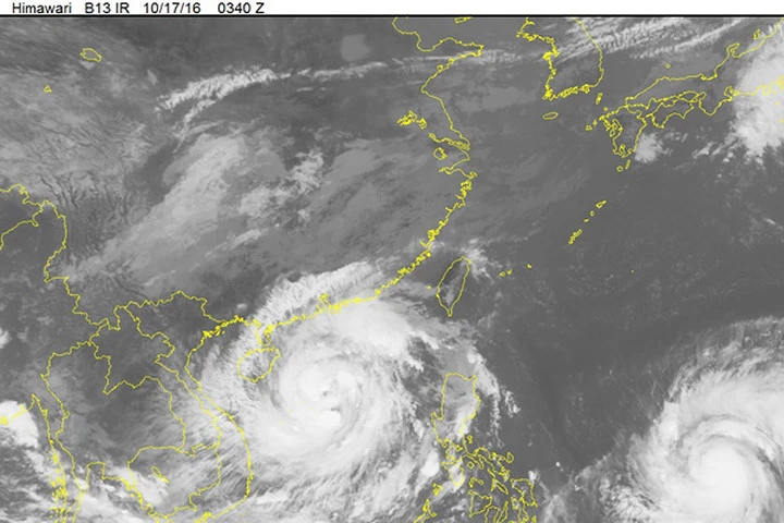 Đường đi và vị trí của cơn bão qua ảnh chụp vệ tinh. NCHMF