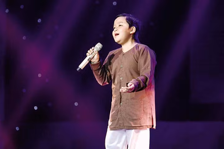“Cậu bé dân ca” Thụy Bình trong cuộc thi “Giọng hát Việt nhí 2016”. Ảnh: TL