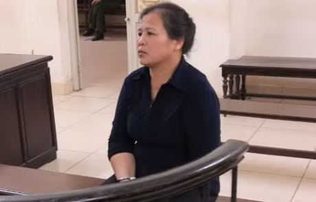 Doi tuong bi bat khi van chuyen gan 500 trieu dong tien gia - Anh 1