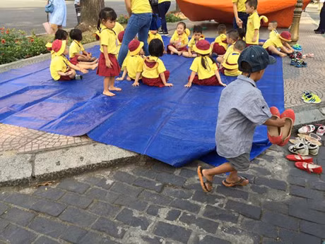 Bat ngo voi loat tranh ve cover canh em be xep dep cho cac ban da ngoai - Anh 1